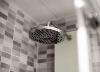 ¿Cómo quitar moho del techo del baño?