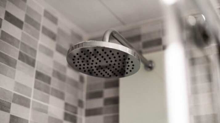¿Cómo quitar moho del techo del baño?