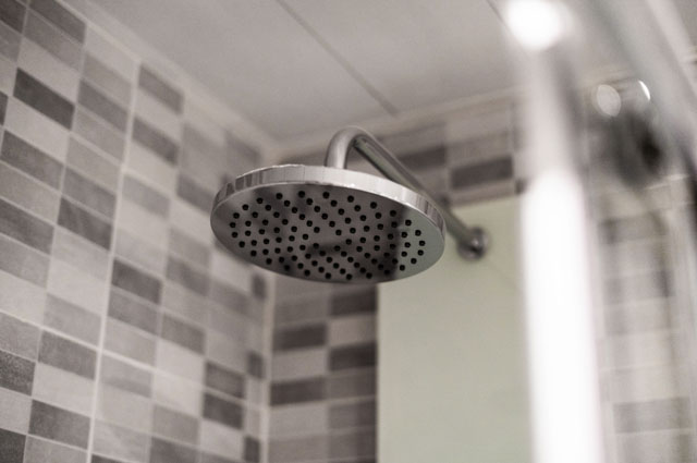 quitar moho del techo del baño
